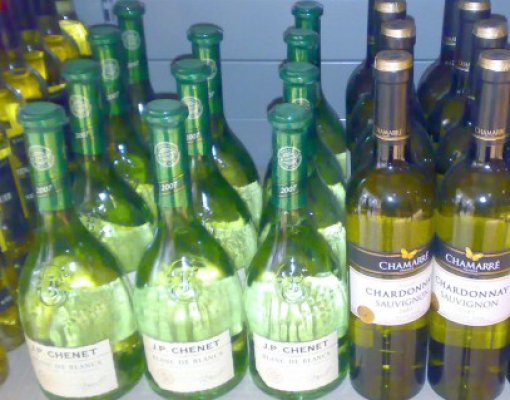 Doi tineri au spart un magazin, să fure alcool şi ţigări